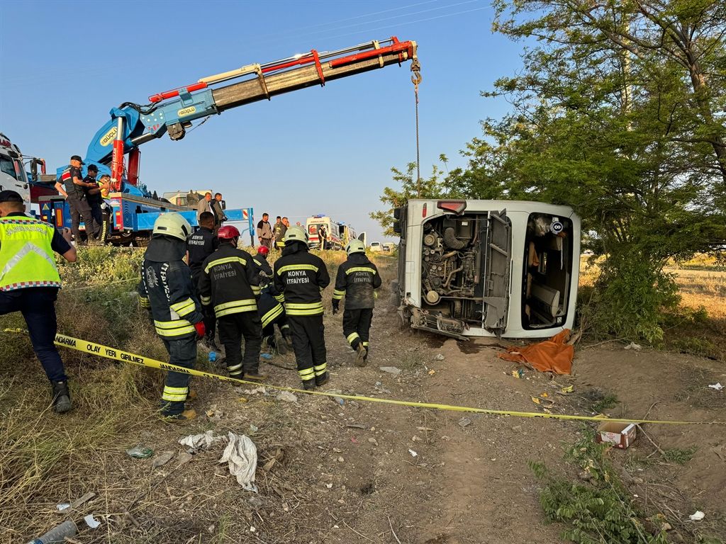 Konya'da yolcu otobüsü devrildi: 1 ölü, 10'u ağır 26 yaralı