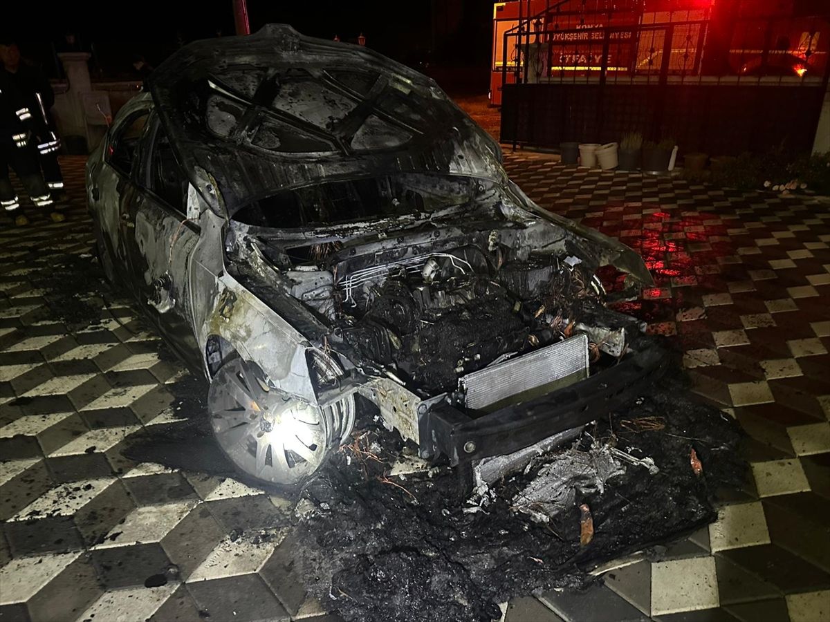 Konya'da park halindeki otomobilde çıkan yangın söndürüldü