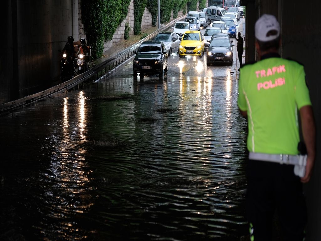 Konya'da sağanak; cadde, sokak ve altgeçitler suyla doldu