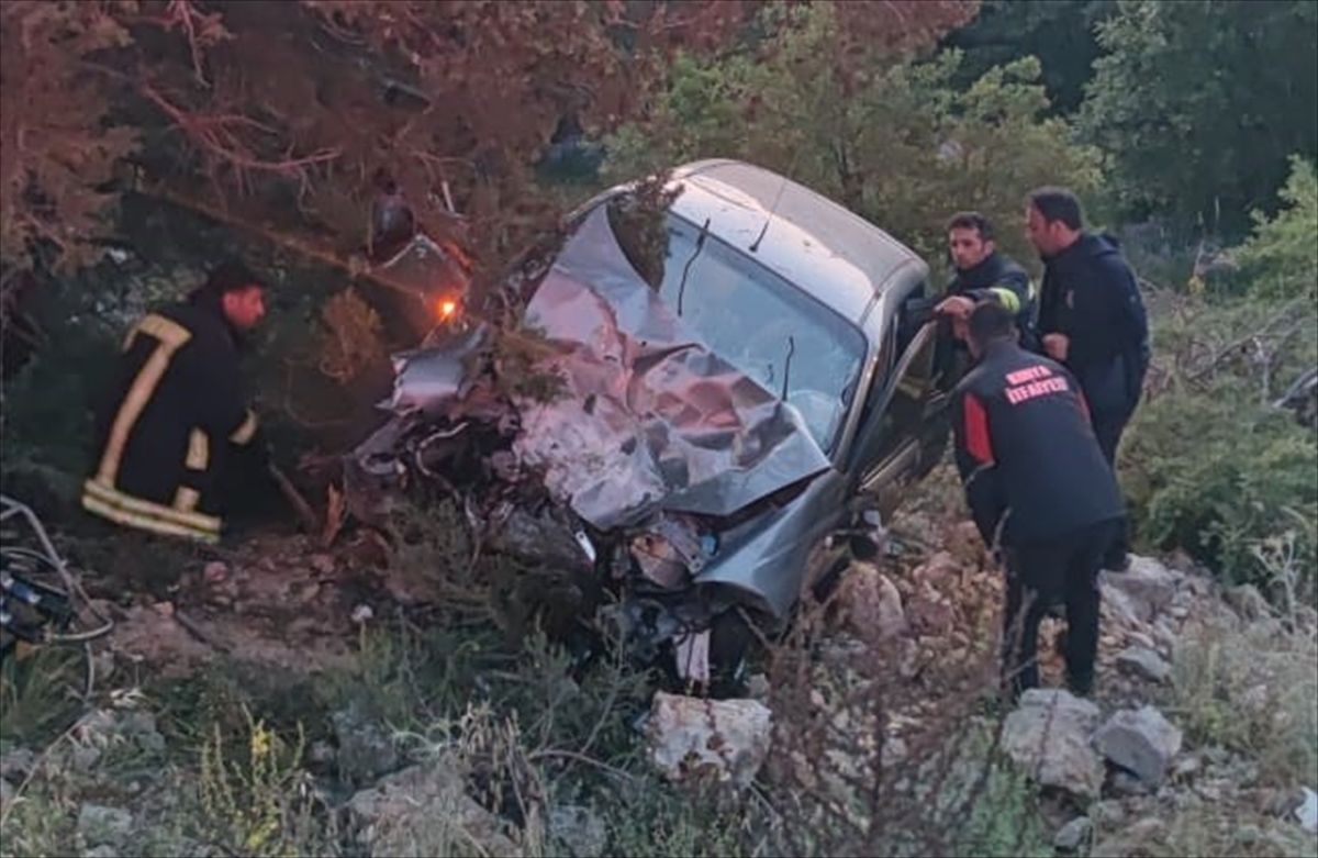Konya'da  uçuruma devrilen otomobildeki 3 kişi yaralandı