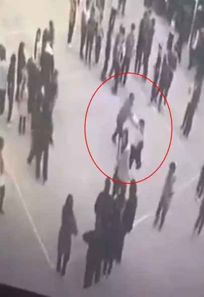 Bu mu eğitim? Pet şişeyle su sıçrattı diye öğrenciyi dövdü: Aldığı ceza 'yok artık' dedirtti!