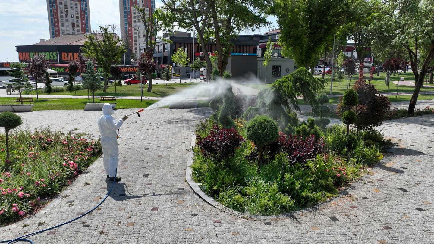 Selçuklu’da Yeşil Alanların İlaçlama Çalışmaları Devam ediyor
