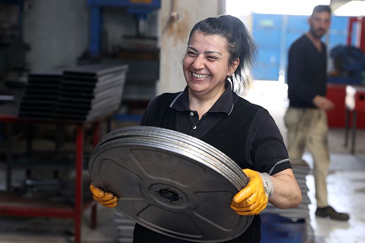 Yangın dolabı imalathanesinde kaynak ve zımpara işleri kadınlardan soruluyor