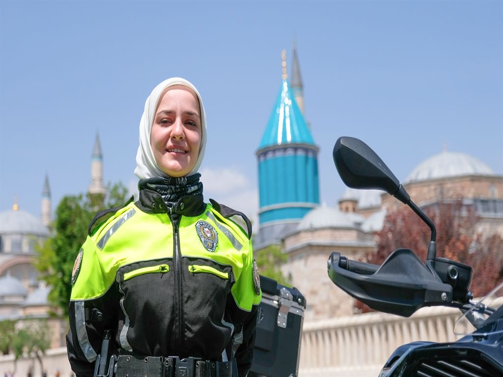 Yer Konya... Polis Safiye, tutkusu motosikletle trafik güvenliğini sağlıyor