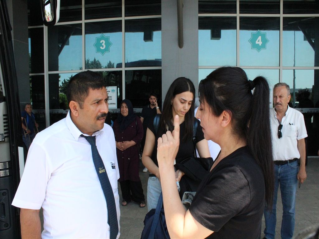 Yolcu gibi otobüse binen komiser, telefonla konuşan şoföre ceza kesti