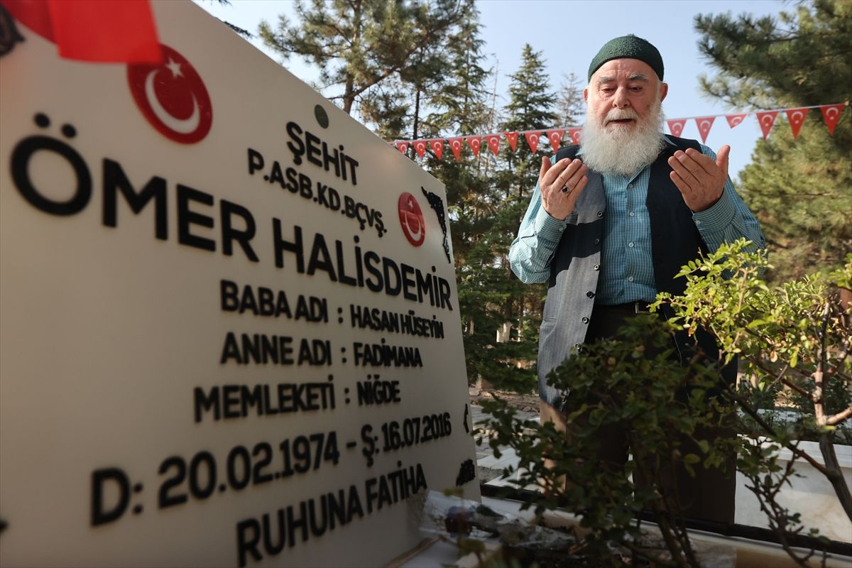 15 Temmuz kahramanı şehit Ömer Halisdemir'in kabrinde tören düzenlendi