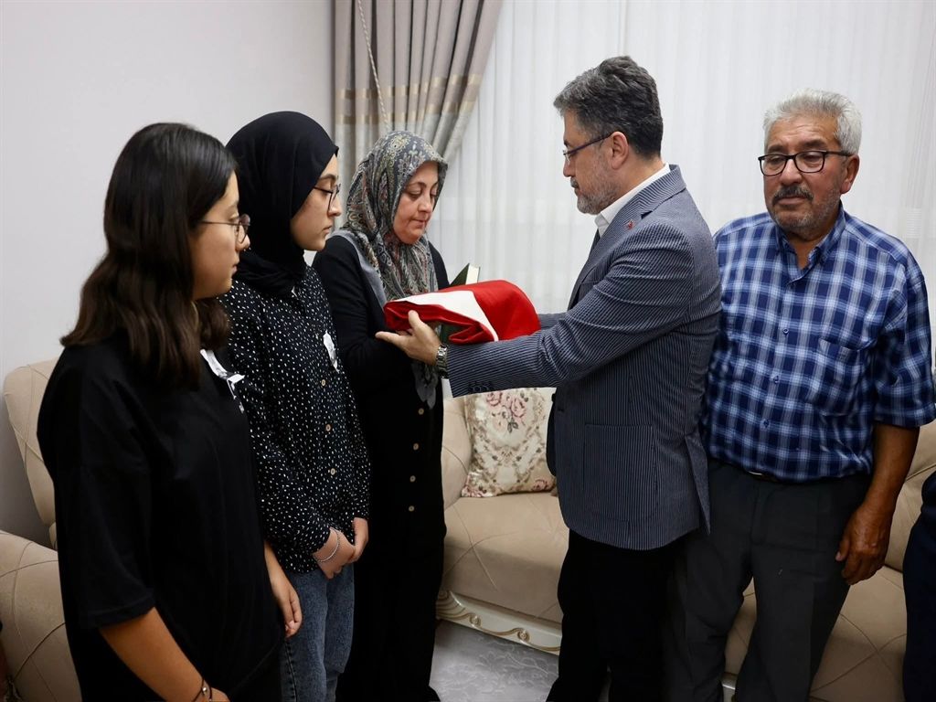 Bakan Yumaklı, Konya'da şehit dozer operatörünün ailesini ziyaret etti