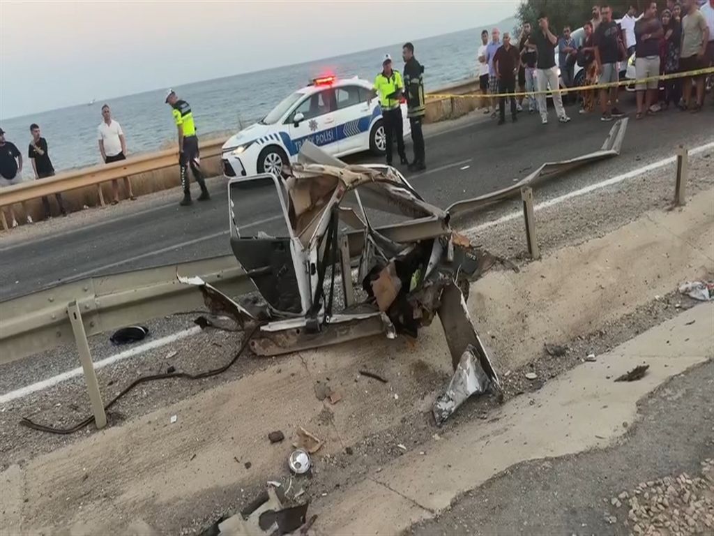 Bariyere çarpan otomobil ikiye bölündü: 1 ölü, 1 yaralı