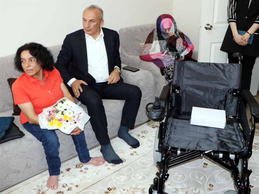 Başkan Sekmen’den komşularının darbettiği bedensel engelli kadına yeni tekerlekli sandalye