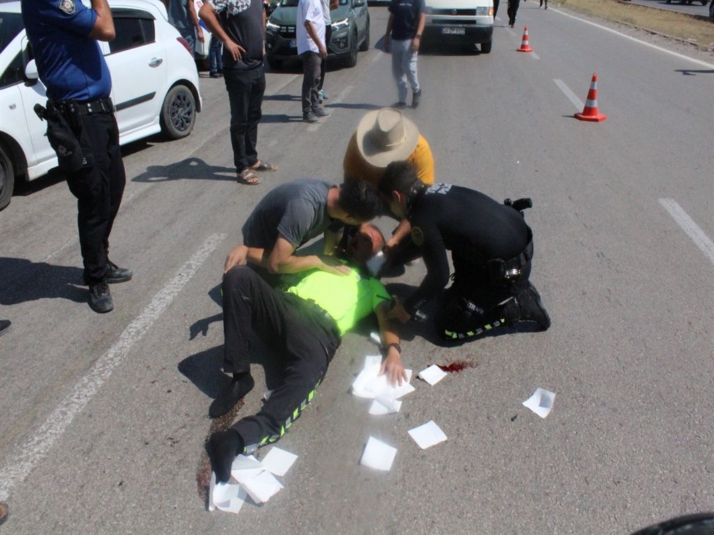 Ehliyetsiz sürücü, 'dur' ihtarına uymadı, motosikleti ile polise çarptı
