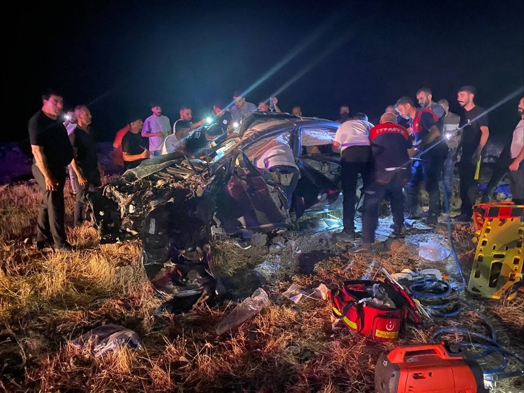 Elazığ’da otomobil yol kenarına devrildi: 2 ölü, 3 yaralı