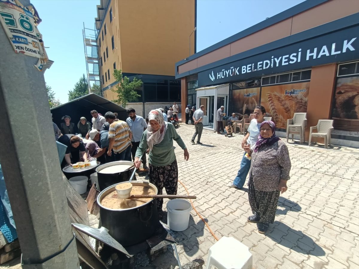 Hüyük'te muharrem ayı dolayısıyla vatandaşlara aşure ikram edildi