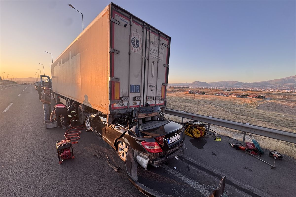 Kayseri'de tıra çarpan otomobilin sürücüsü öldü