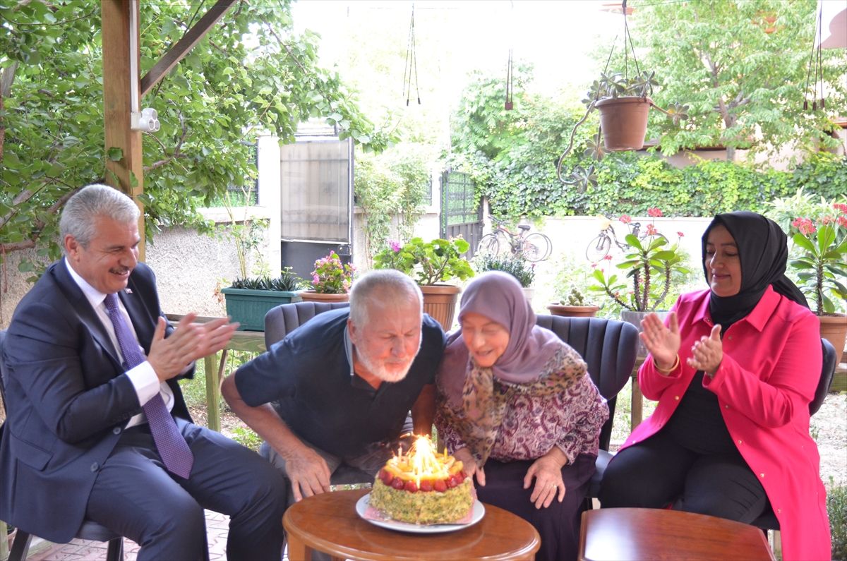 Konya Valisi Akın, Aile Yılı etkinlikleri kapsamında evlilikte 54. yılını dolduran çifti ziyaret etti