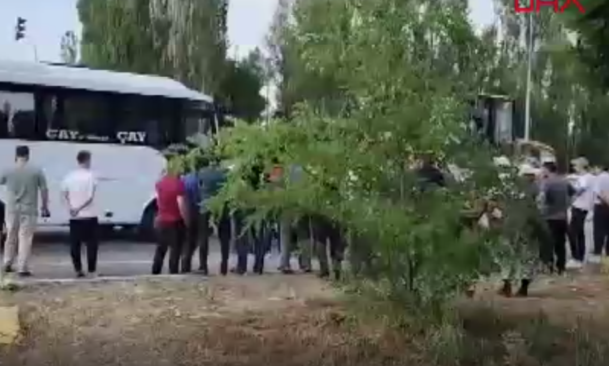 Konya yolunda tır ve midibüs çarpıştı: Çok sayıda yaralı var!