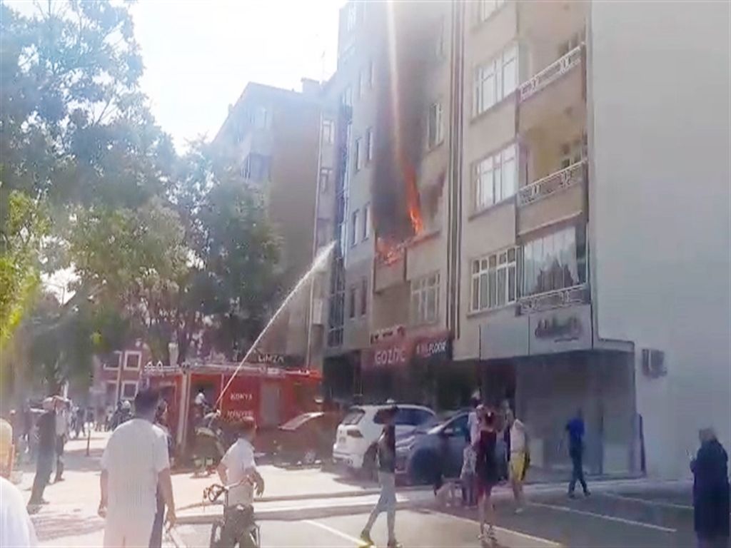Konya'da 5 katlı apartmandaki dairede çıkan yangın söndürüldü