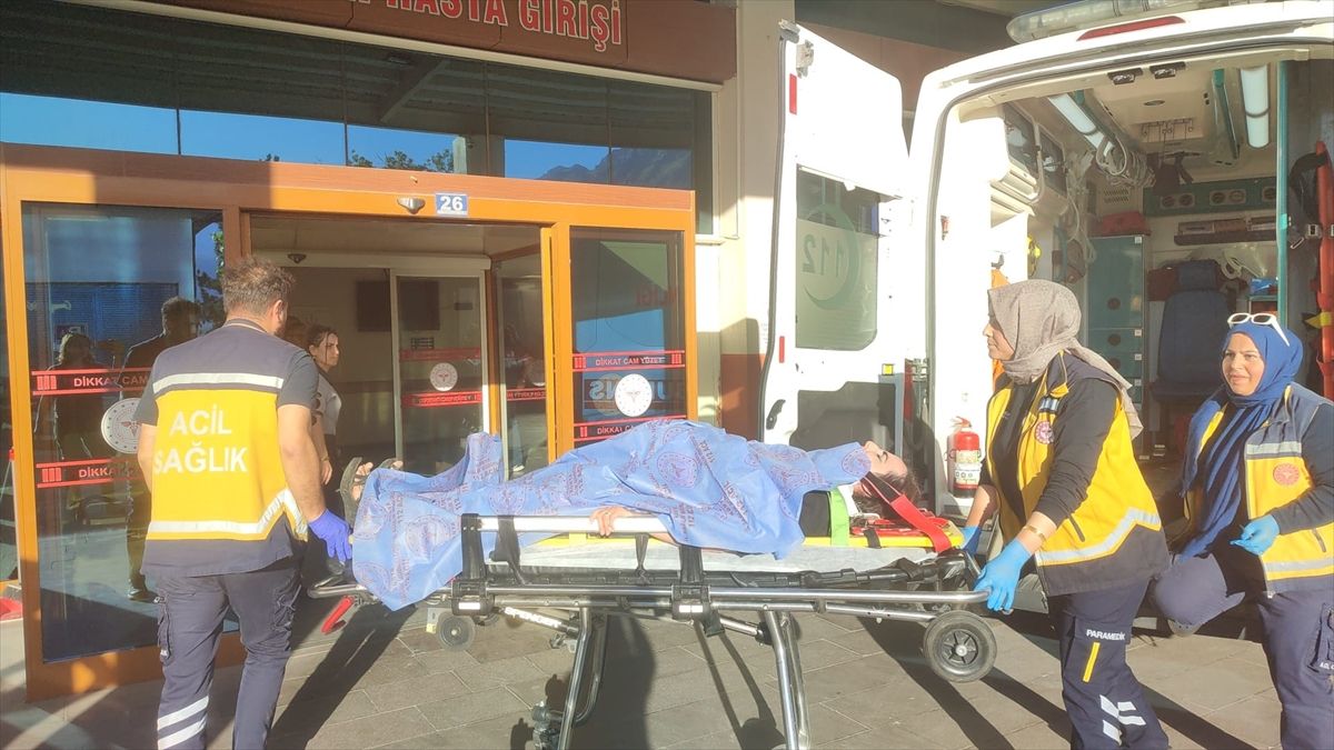 Konya'da devrilen otomobildeki 4 kişi yaralandı