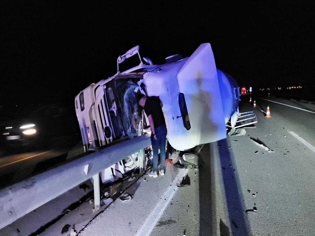 Konya'da devrilen tankerin şoförü öldü