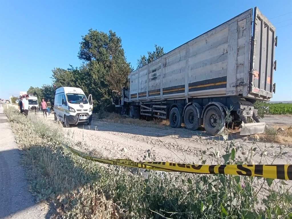 Konya'da feci olay! Yanan TIR'ın içinde can verdi!