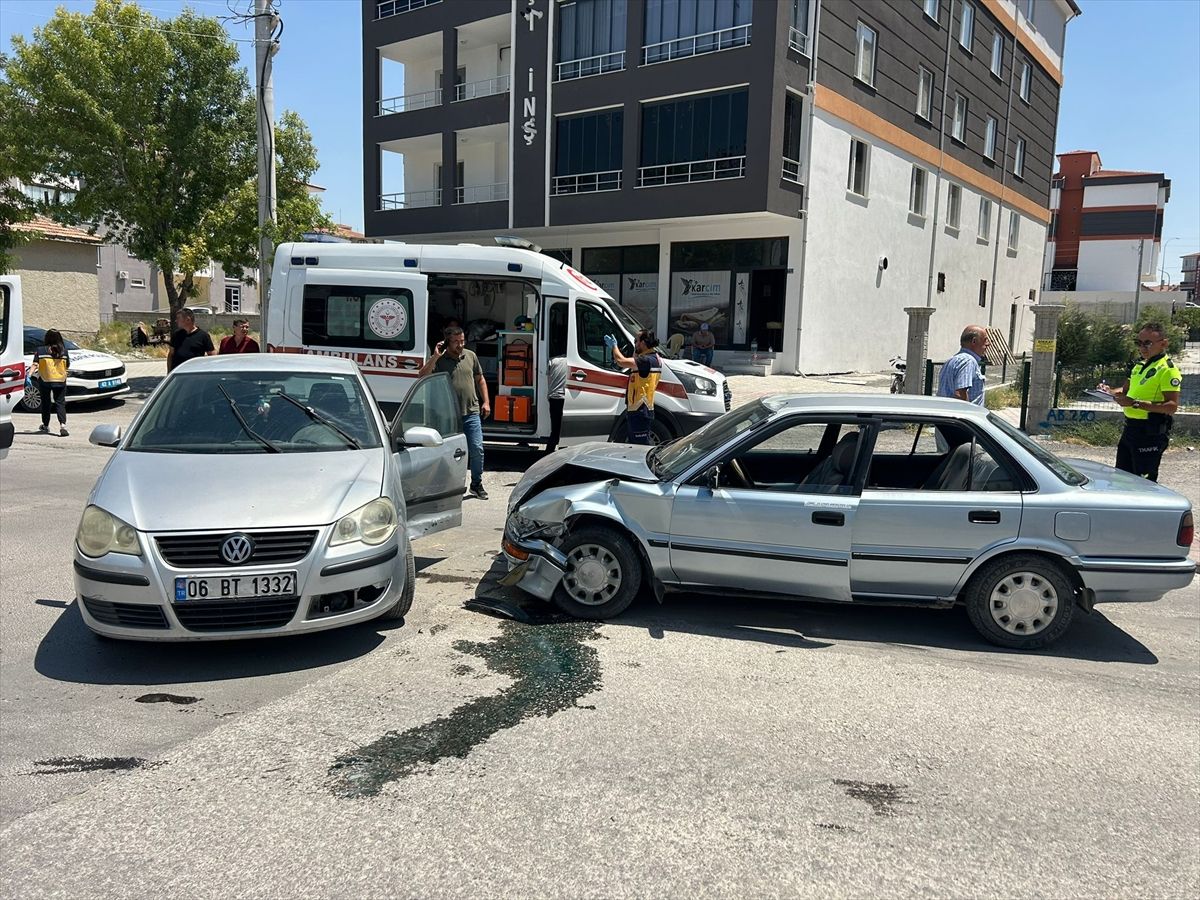 Konya'da iki otomobil çarpıştı, 6 kişi yaralandı