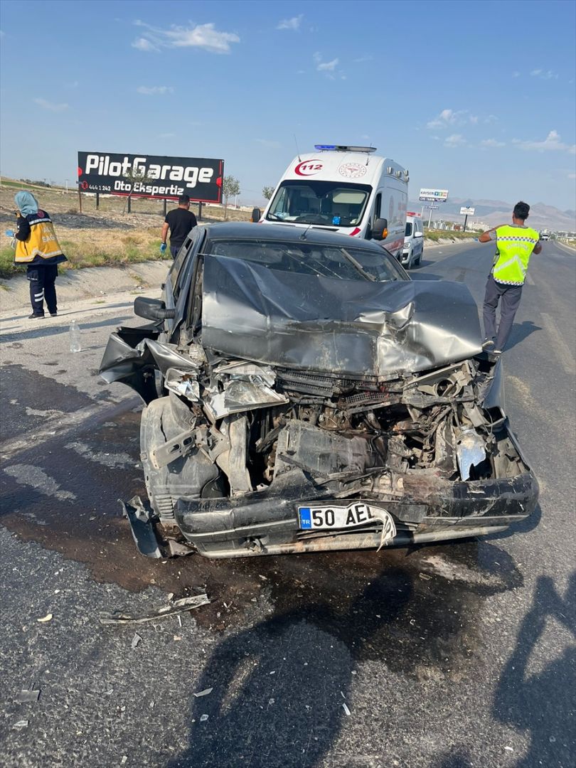 Konya'da iki otomobilin çarpışması sonucu 7 kişi yaralandı