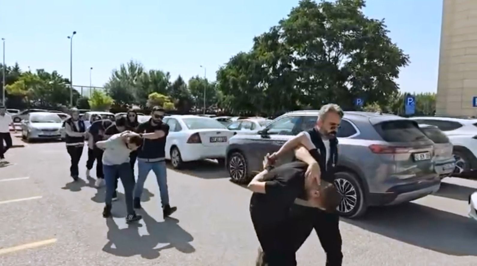 Konya'da Masaj Salonlarına Yönelik Operasyonlarda İkinci Dalga: 2 Kişi Tutuklandı, 6 Mağdur Kadın Kurtarıldı 