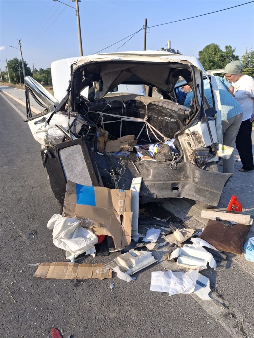 Konya'da minibüsün otomobile arkadan çarpması sonucu 3 kişi yaralandı