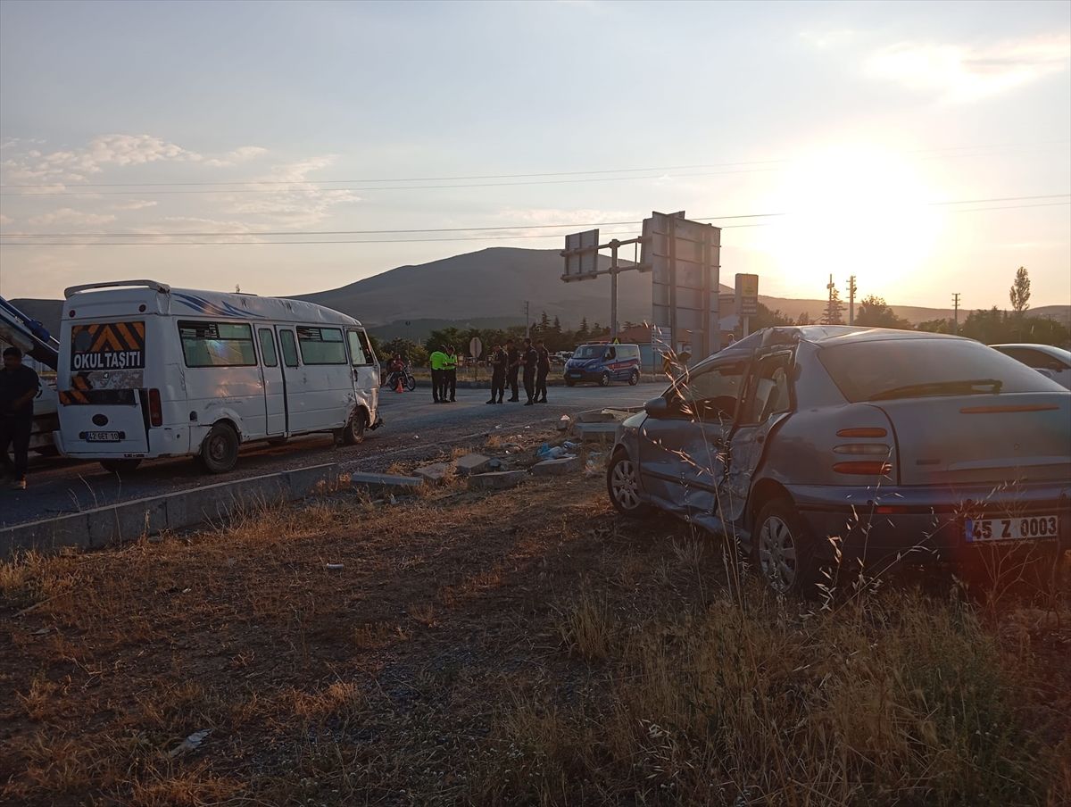 Konya'da tarım işçilerini taşıyan minibüs ile otomobilin çarpışması sonucu 16 kişi yaralandı