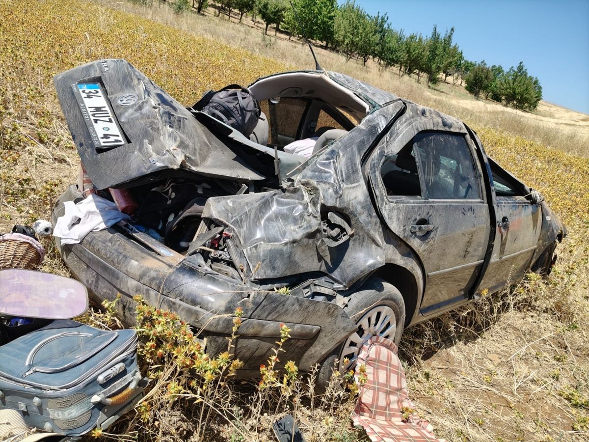 Konya'da tarlaya devrilen otomobildeki 3 kişi yaralandı