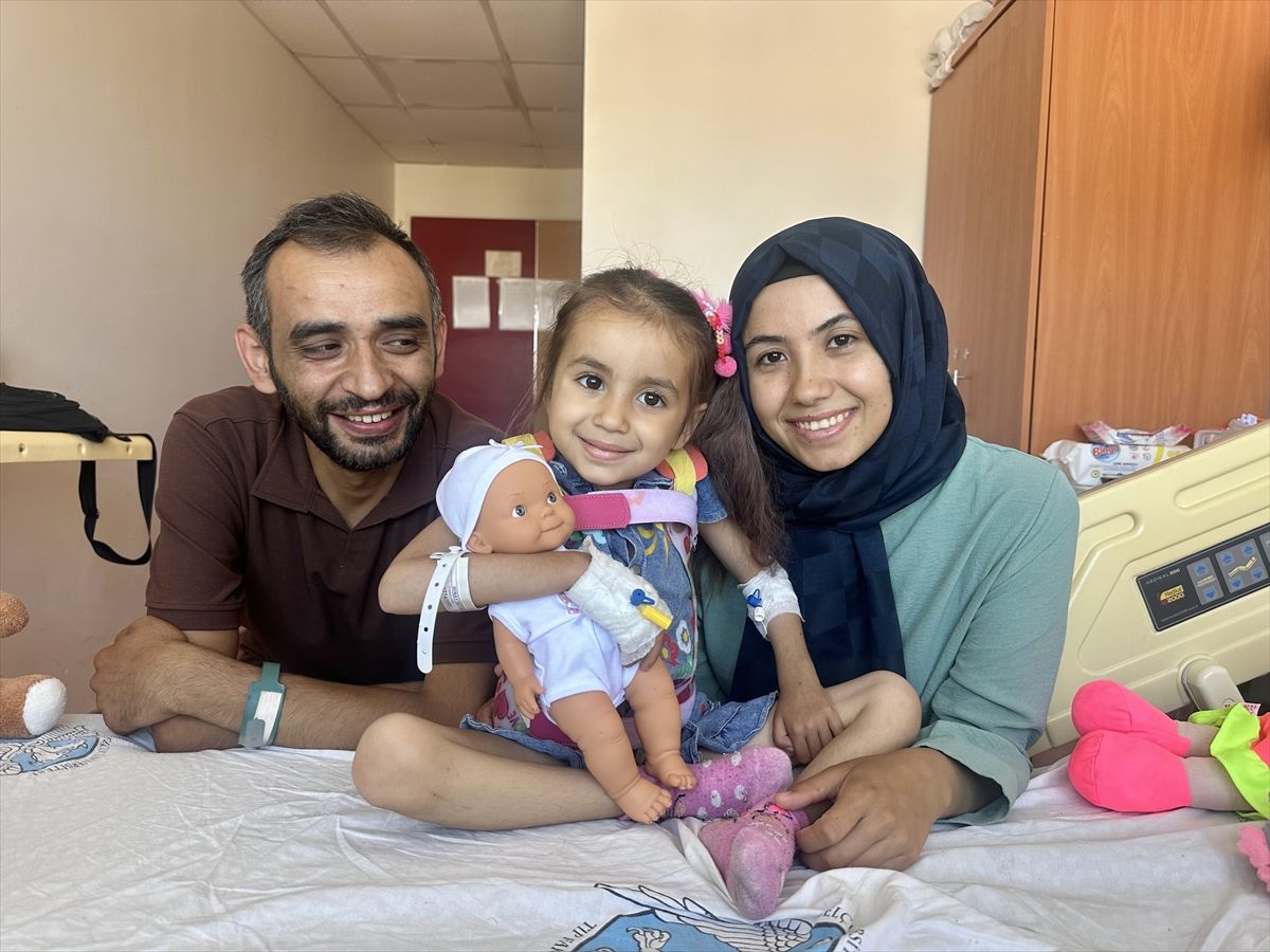 Konya'da yaşayan Küçük Miray omurga eğriliğinden 9 saatlik ameliyatla kurtuldu