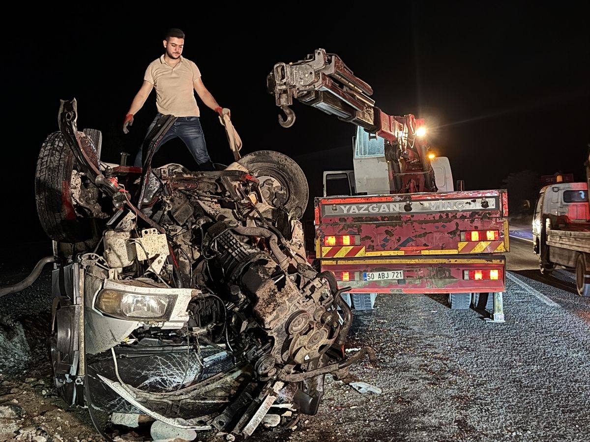 Nevşehir'de minibüs ile otomobilin çarpıştığı kazada 2'si ağır 5 kişi yaralandı