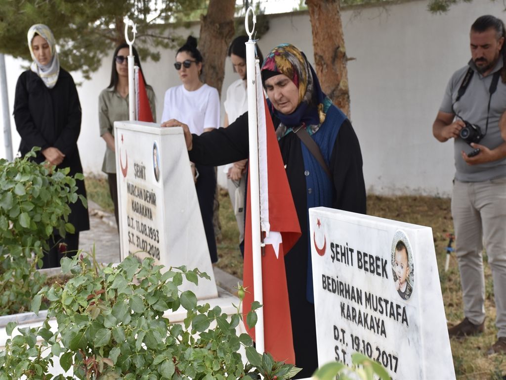  Şehit Bedirhan bebek ile annesi mezarı başında anıldı 