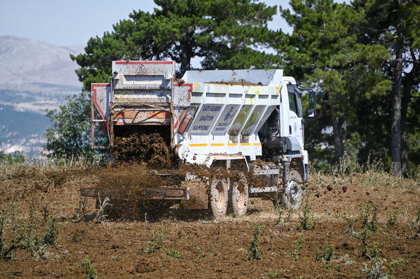 Selçuklu Belediyesi Üreticilere Kamyon Üzeri Gübre Dağıtım Makinesi İle Kolaylık Sağlıyor