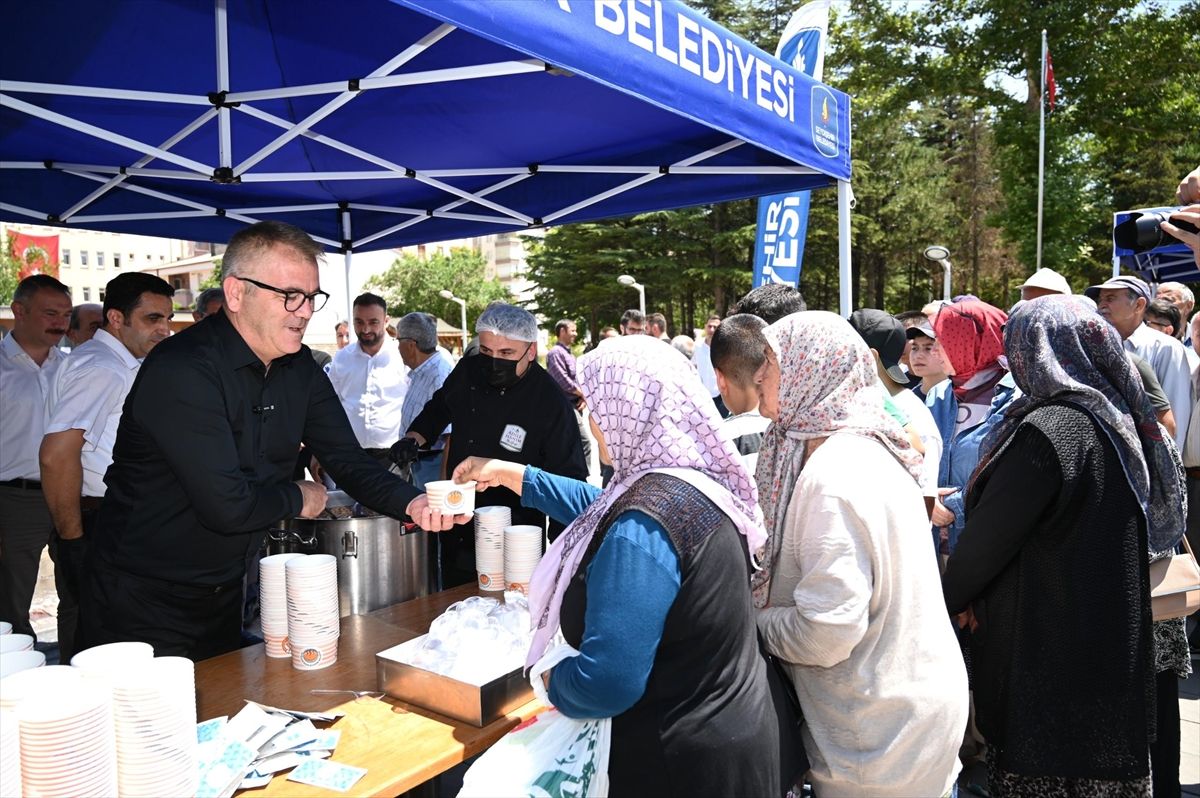 Seydişehir'de vatandaşlara aşure ikram edildi