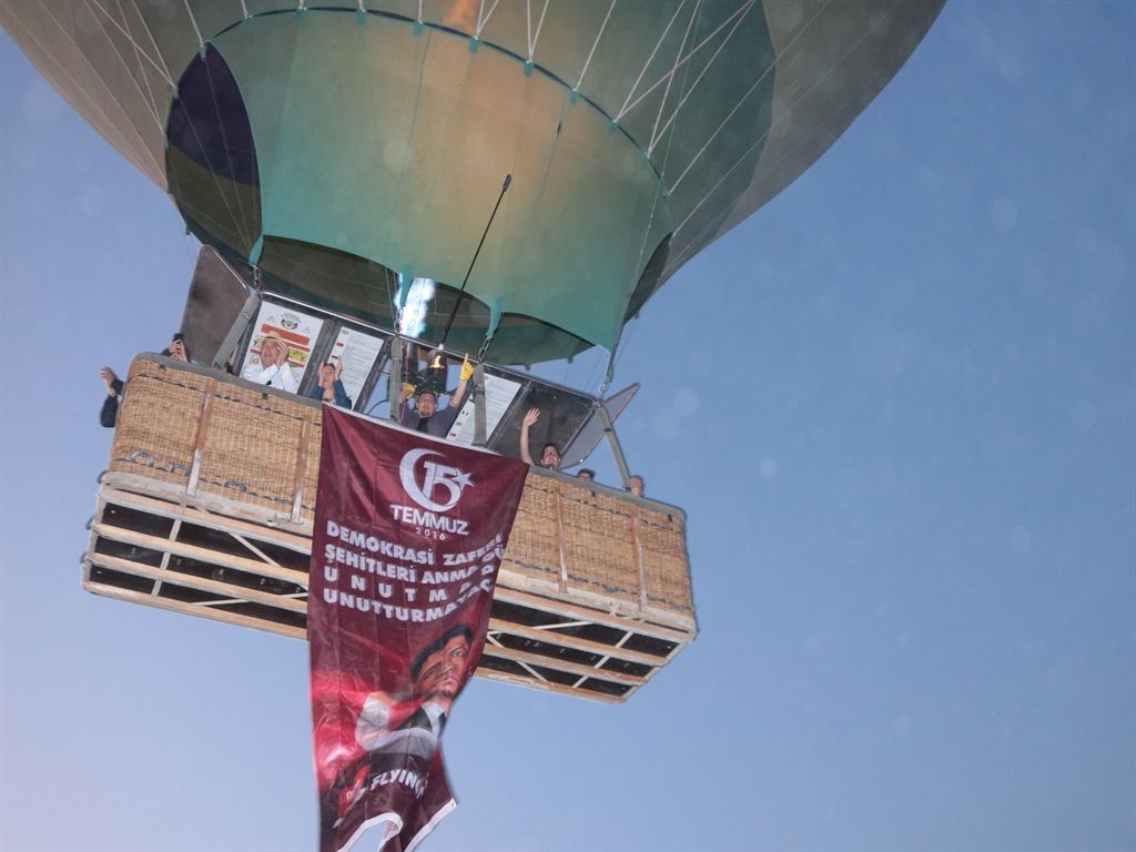 Sıcak hava balonları, Türk bayrağı ve şehit Ömer Halisdemir posteri ile havalandı
