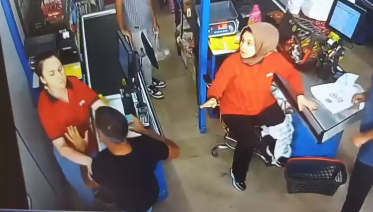 Tartıştığı kadın kasiyere yumruk attı; saldırı kamerada