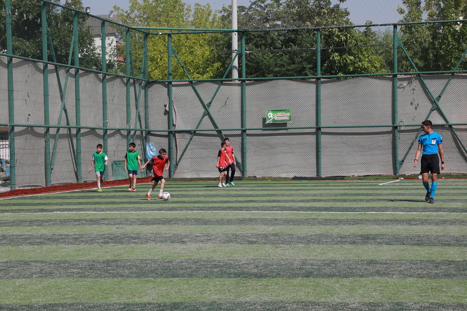 Karatay’da gençler sahaya indi! Yaz Kur’an Kursu öğrencileri futbol turnuvası için yarışıyor