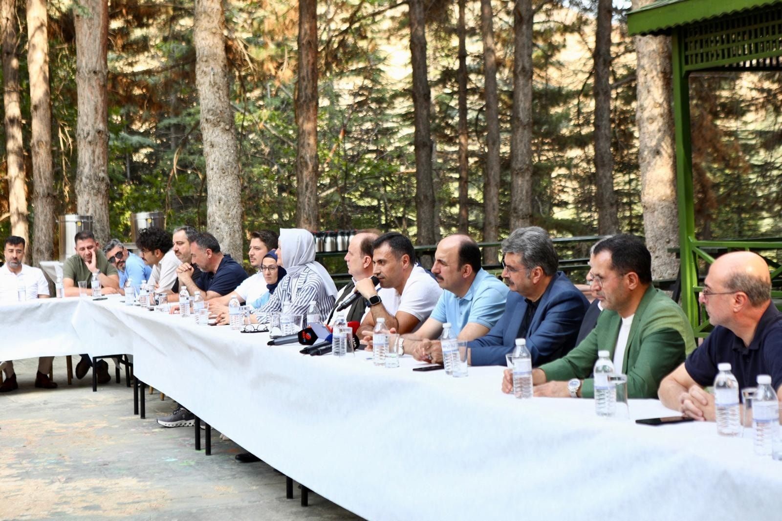AK Parti sahaya iniyor