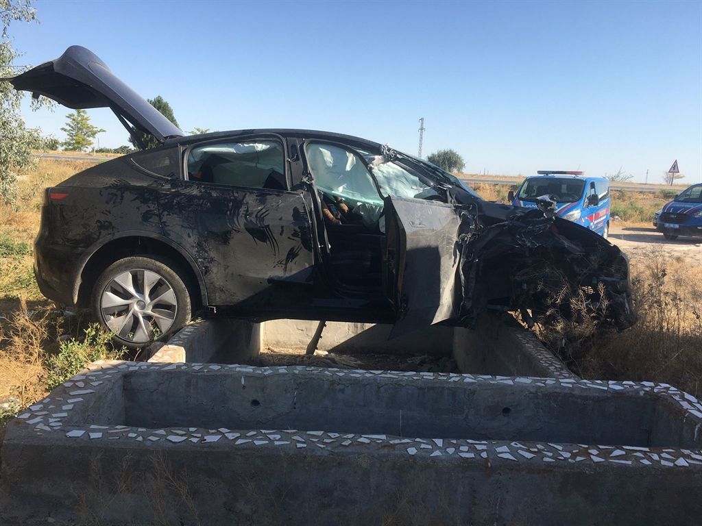 Aksaray'da düğünden dönen ailenin otomobili, TIR’a çarptı: 1'i ağır, 6 yaralı