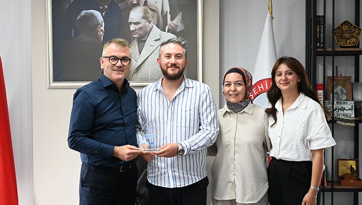 Başkan Ustaoğlu’ndan teşekkür plaketi