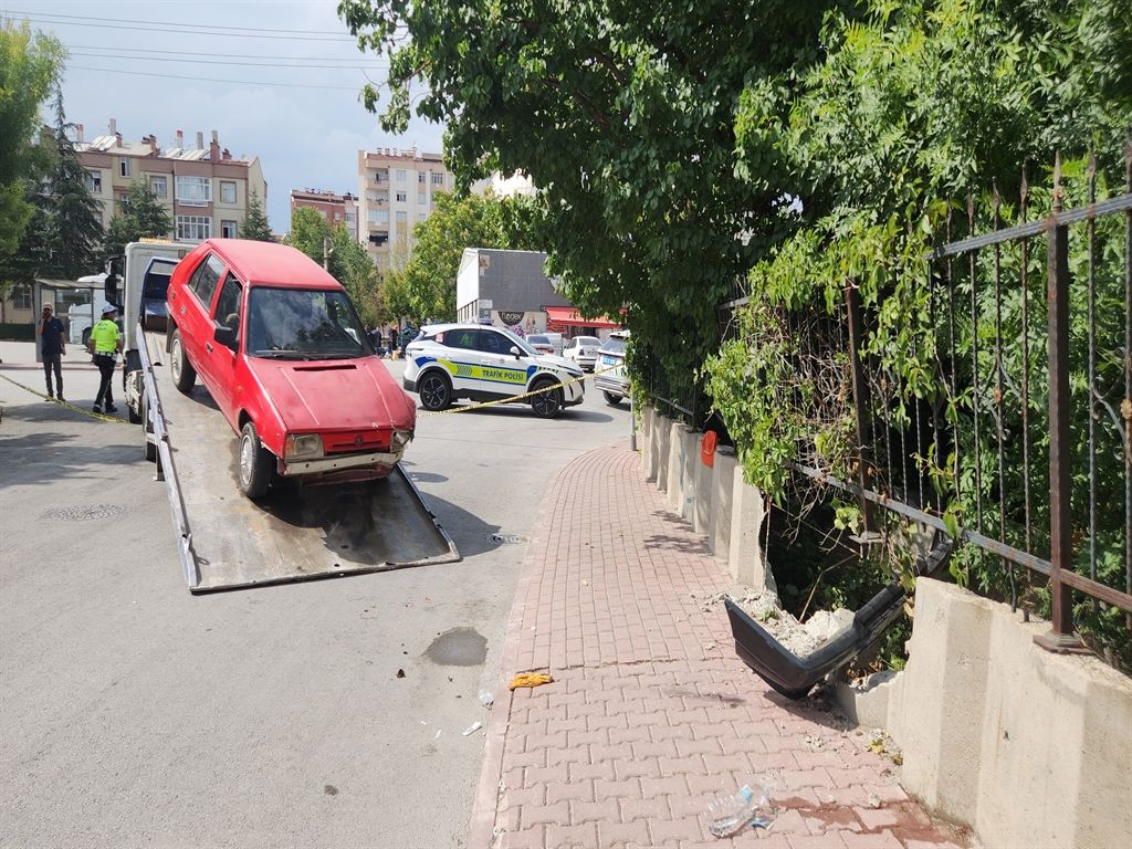 Konya'da ehliyetsiz sürücü kaçtı, otomobili durdurmak isteyen polis yaralandı