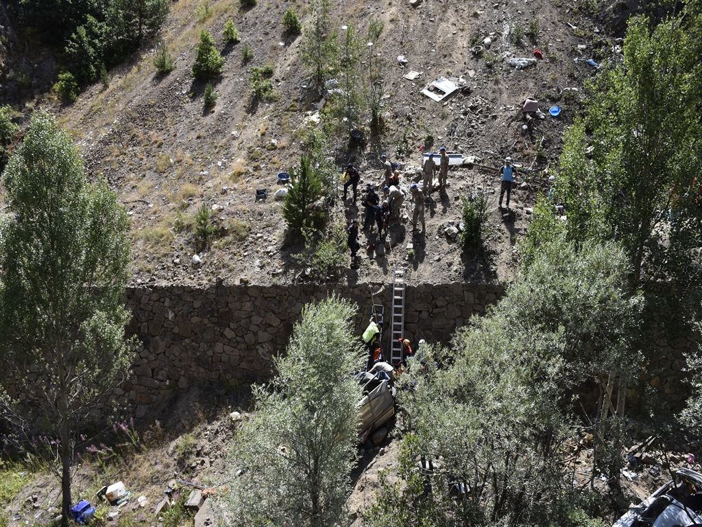Fındık işçilerini taşıyan minibüs uçuruma yuvarlandı: 4 ölü, 17 yaralı