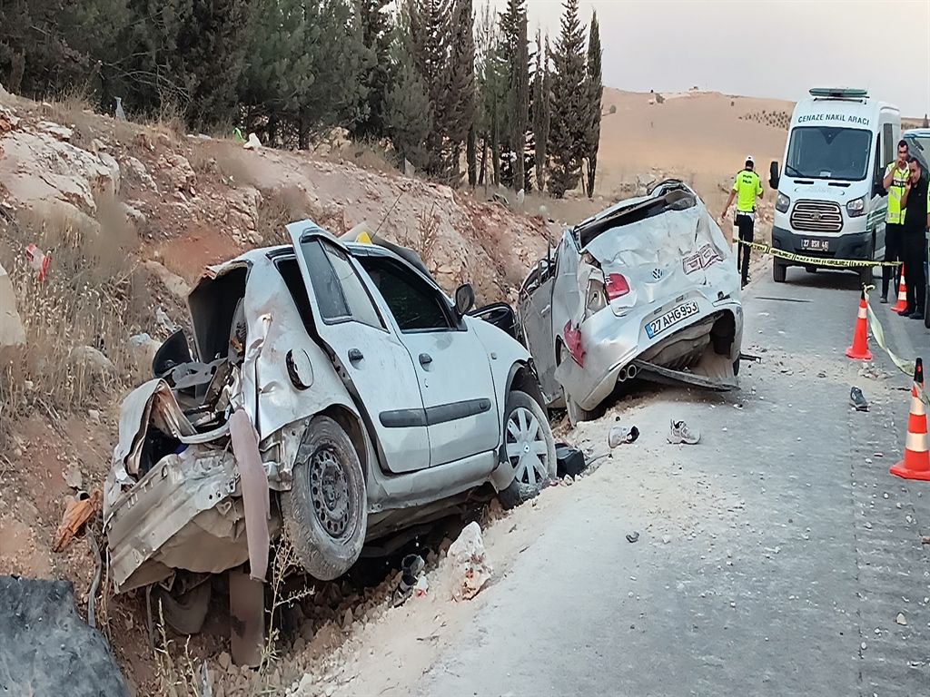 Gaziantep'te iki otomobil çarpıştı: 3 ölü, 3 yaralı