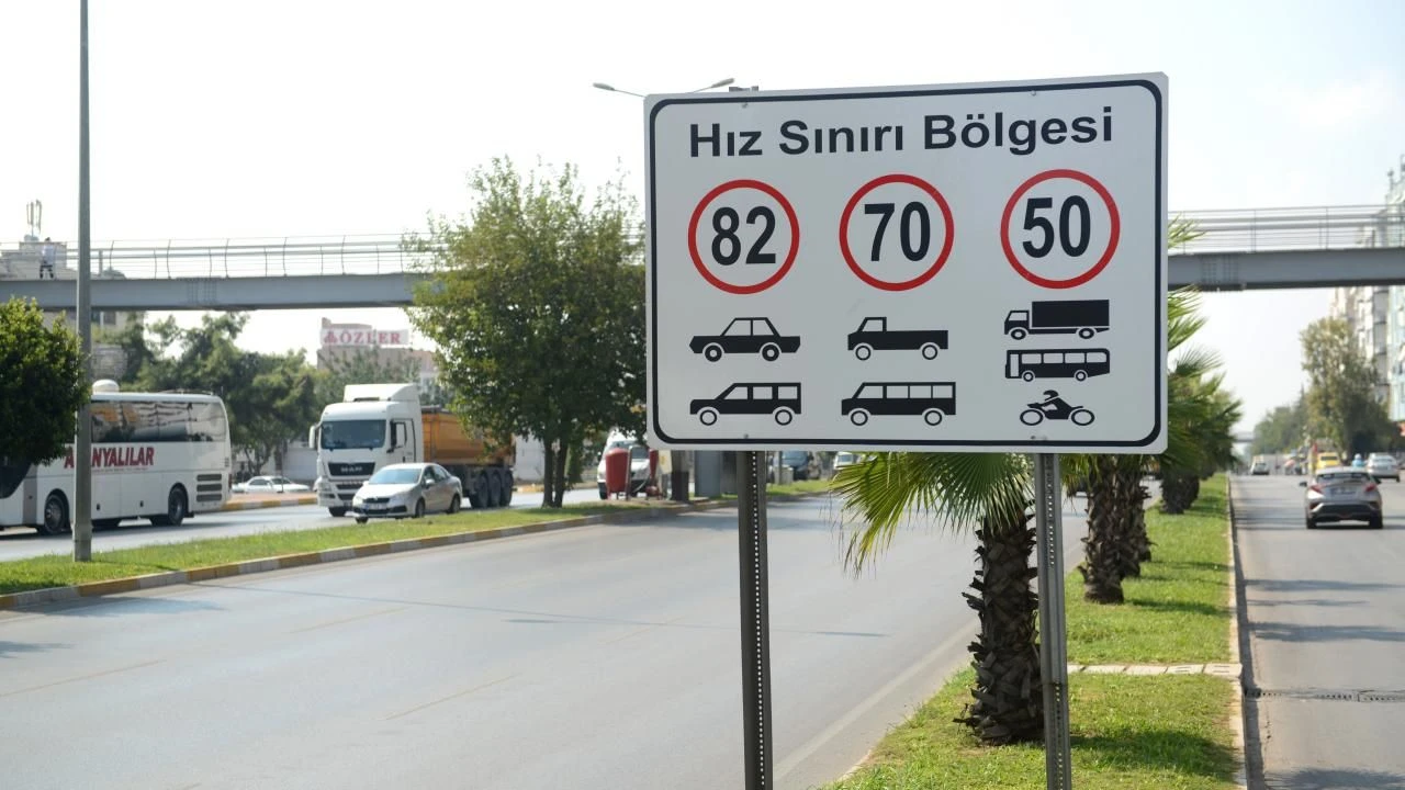 Hız sınır bölgeleri ve eski trafik levhaları değişiyor: Resmi Gazete'de yayımlandı