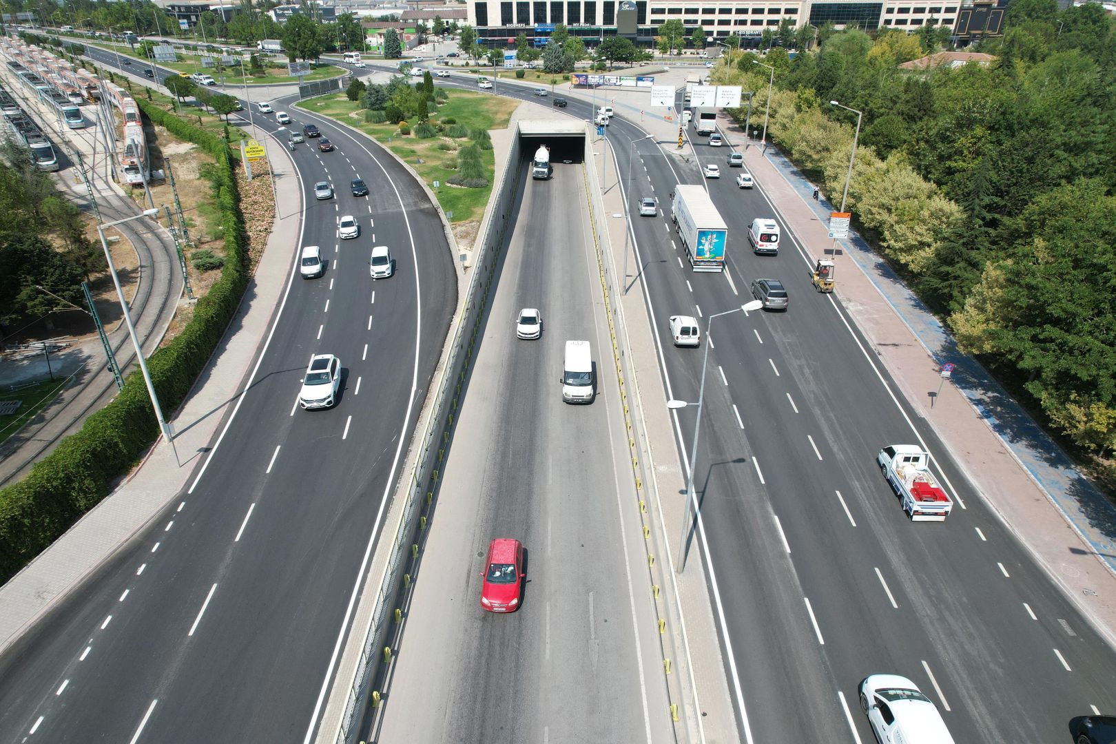 Konya Büyükşehir Ahmet Yesevi Caddesi ve Sakarya Kavşağı’nda Yol Kalitesini Yükseltti