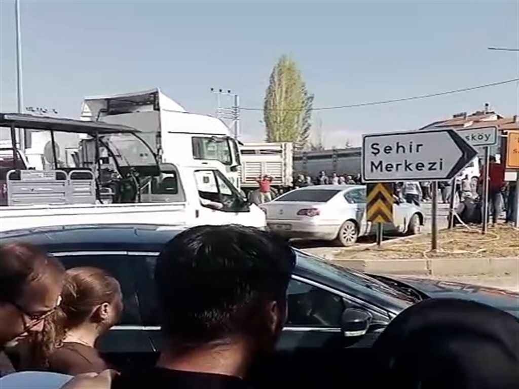 Konya'da 3 kişinin öldüğü kazanın görüntüsü ortaya çıktı, mahalleli yolu kapatıp eylem yaptı