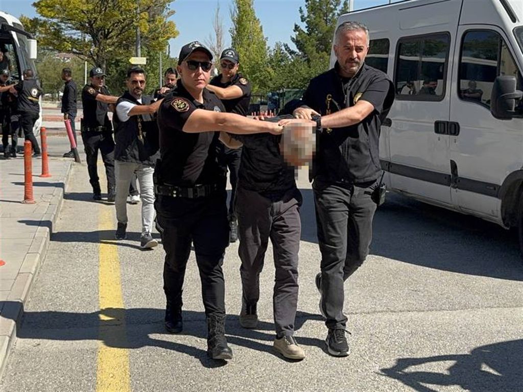 Konya'da Baba ve oğlunu öldüren saldırgan ile 5 yakını adliyeye sevk edildi