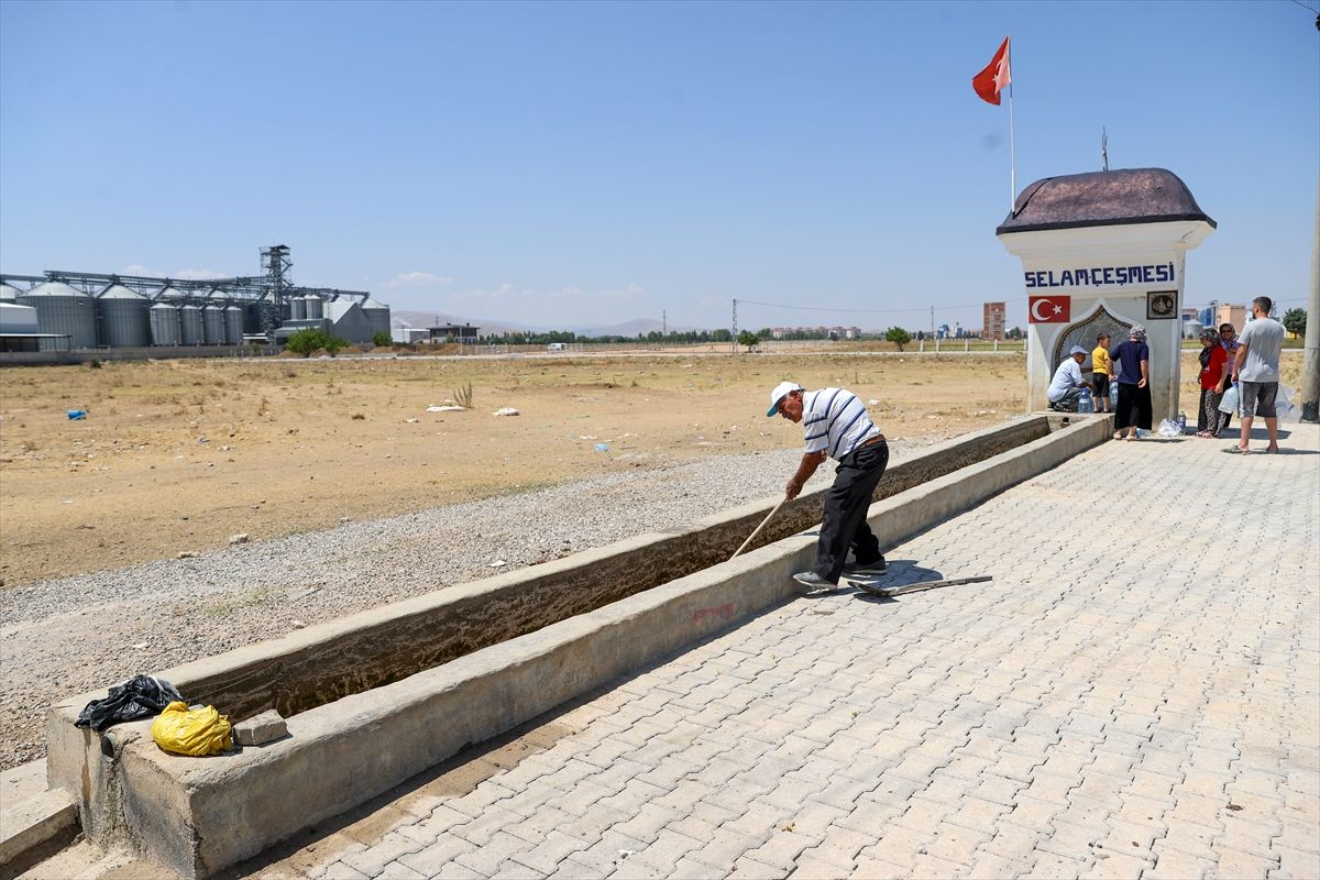 Konya'da emekli inşaat ustası doğal kaynak çeşmelerine gönüllü sahip çıkıyor