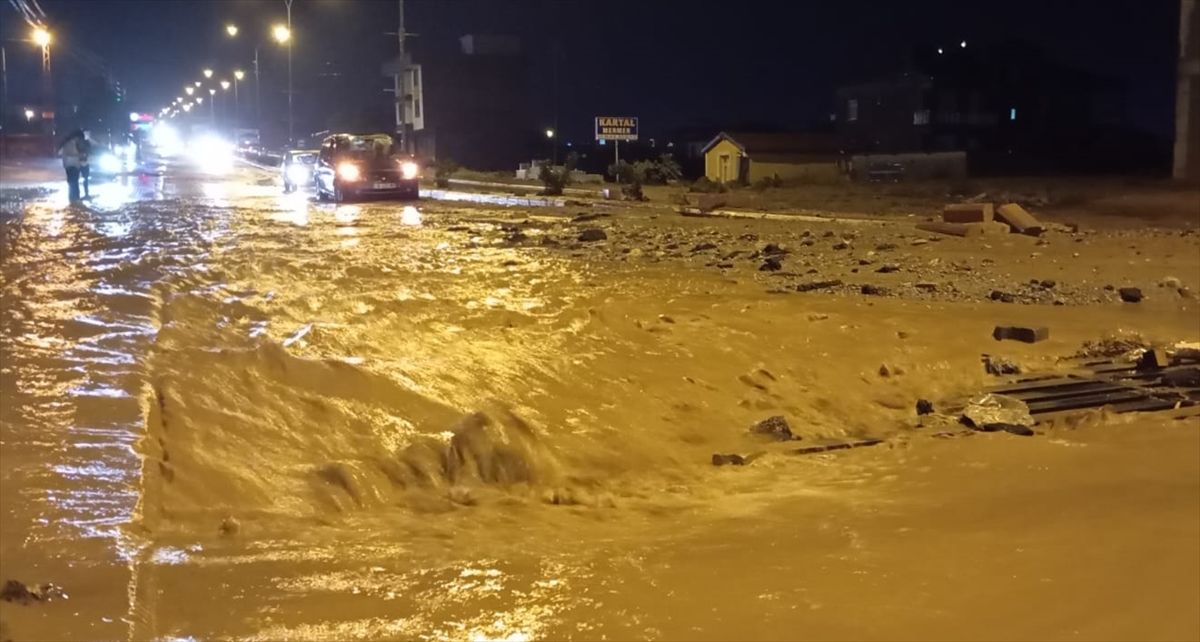 Konya'da etkili olan sağanak sele dönüştü