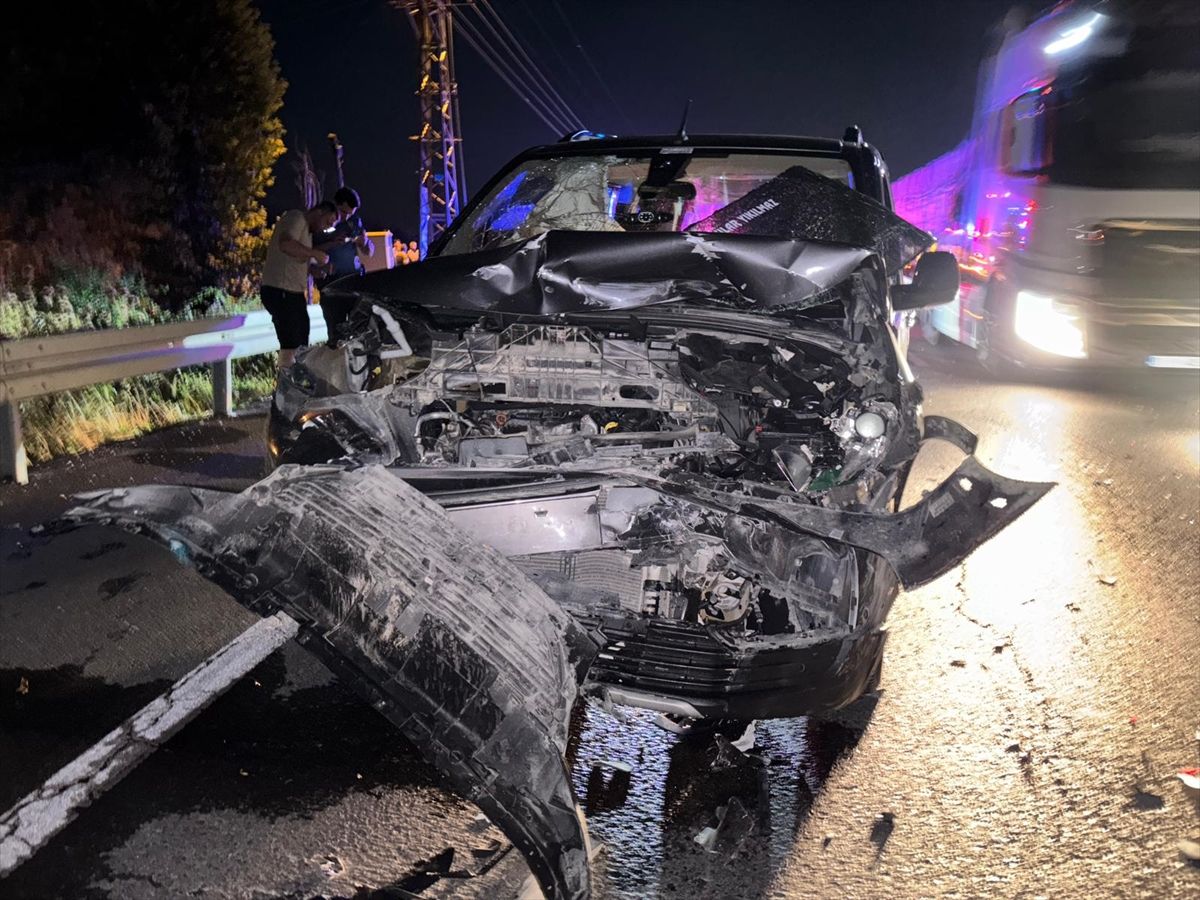 Konya'da hafif ticari araçla otomobilin çarpıştığı kazada 4 kişi yaralandı